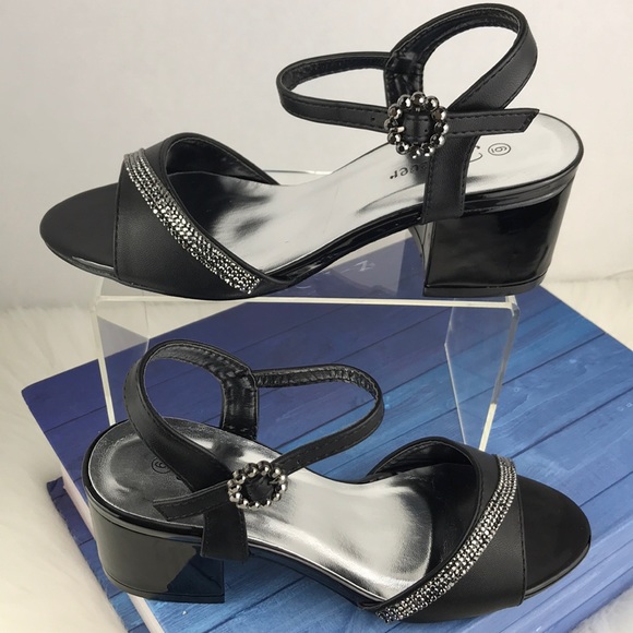 Low Chunky Heel Open Toe Buckled Sandal. - Picture 2 of 8